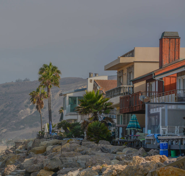 Pasifik Okyanusu, Ventura İlçesi, Kaliforniya 'daki Emma Wood Eyalet Plajı' ndaki sahil evleri.  - Fotoğraf, Görsel