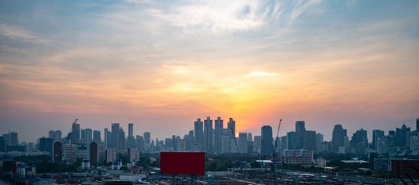 Bela paisagem urbana do pôr-do-sol e edifícios altos no centro da cidade de metrópole - Foto, Imagem