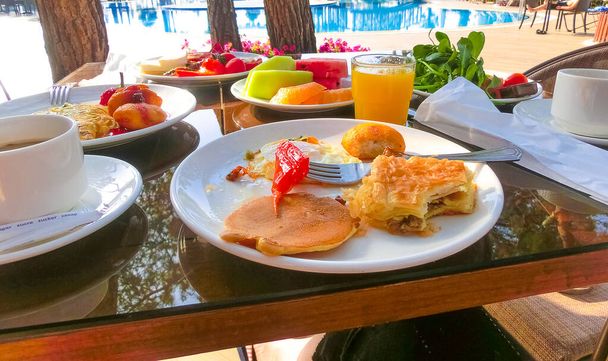 Essen in den Regalen im Selbstbedienungsbuffet mit All Inclusive in der Türkei im abstrakten Hotel oder Resort in Kemer - Foto, Bild