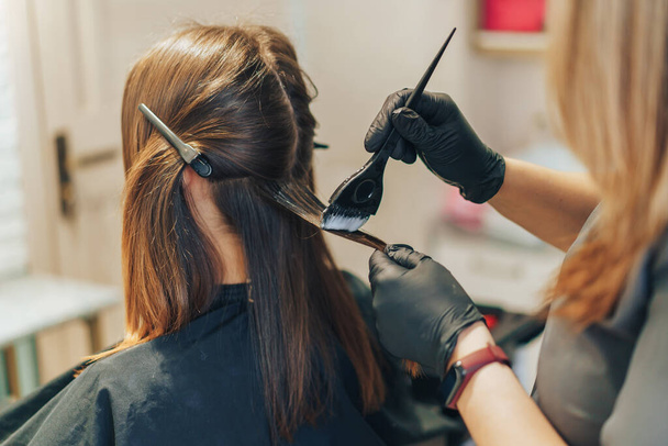 kadeřnice barví vlasy štětcem s fólií. - Fotografie, Obrázek