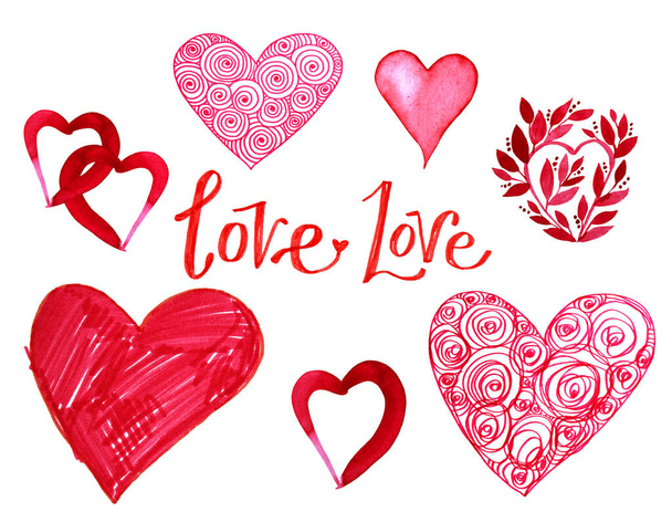 Красный День Святого Валентина сердце и буквенное слово любовь акварель и маркер рука нарисована изолированы на белом фоне. Художественный творческий объект для празднования, свадьбы, открытки, обои, обертывания, стикер - Фото, изображение