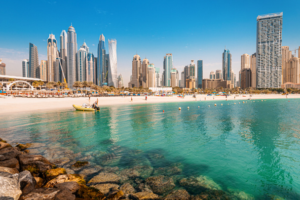 Dubai Marina ve JBR bölgesinde uzun gökdelenleri ve otelleri olan tatilcilerin bulunduğu lüks ve görkemli kumlu bir sahil. - Fotoğraf, Görsel