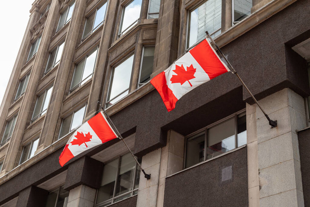Bandeiras canadenses acenando ao vento, anexado ao edifício no centro da cidade de Ottawa, no Canadá. - Foto, Imagem