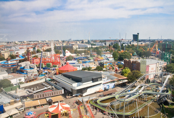 Vista del parque de atracciones Prater con una rueda de la fortuna. Viena. A
 - Foto, Imagen