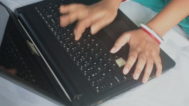 close-up de uma empresária freelance casual trabalhando com um computador portátil faz uma nota em um notebook. comunicação e trabalho a partir de casa conceito, estilo de vida. - Filmagem, Vídeo