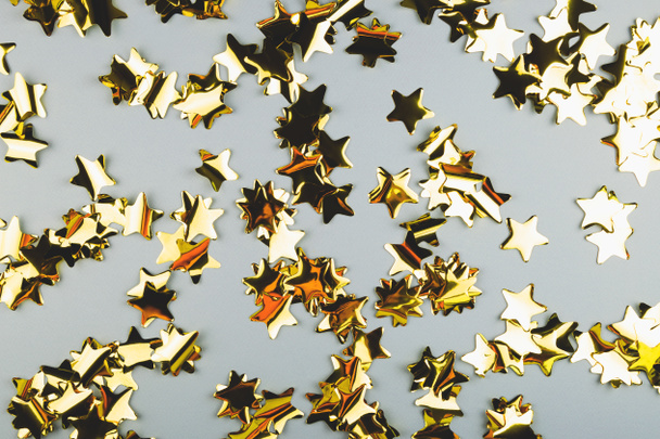 Estrelas douradas confete fundo festivo. Celebrando o Natal ou Aniversário. Espaço de cópia. - Foto, Imagem