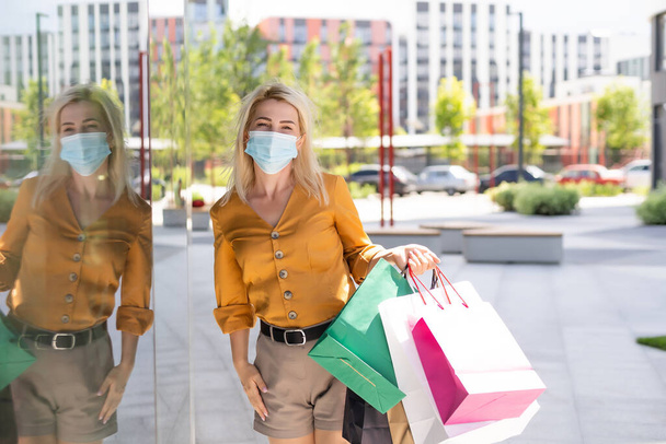 Mujer joven con mascarilla de compras durante pandemia de virus - Foto, imagen