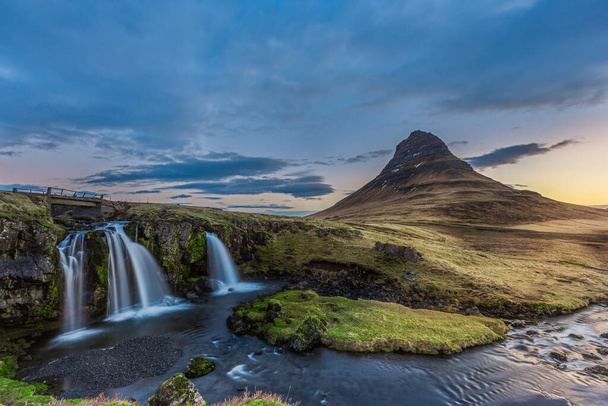 kirkjufellsfoss водопад и kirkjufell горы утром, Исландия. - Фото, изображение