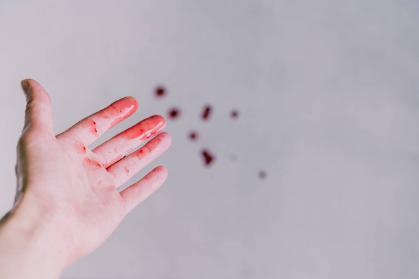 La mujer se cortó la mano con un cuchillo en la cocina. accidente doméstico cortándose y lastimándose el dedo mientras cocinaba con dolor. Foto de alta calidad - Foto, Imagen
