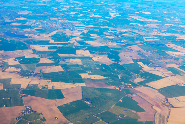 Вид на поля с самолета. Летающие над Польшей  - Фото, изображение
