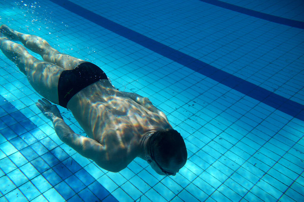 Nageur dans la grande piscine extérieure                                - Photo, image