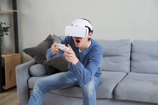 Homme avec casque de réalité virtuelle joue au jeu. - Photo, image