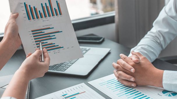 Brainstorm team, Marketers and financial accountants are discussing and analyzing charts to plan strategies to meet customer needs, Business data graph, Team meetings or business consulting. - Foto, imagen