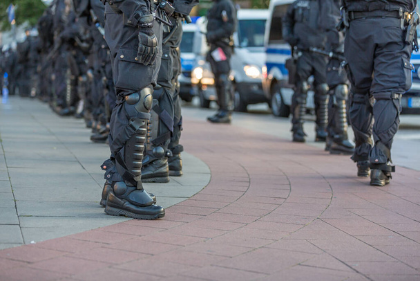 Alman çevik kuvvet polisi kaldırımda sıraya girdi. - Fotoğraf, Görsel