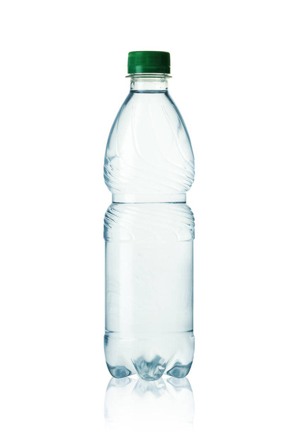 garrafa de plástico com água mineral sobre fundo branco - Foto, Imagem