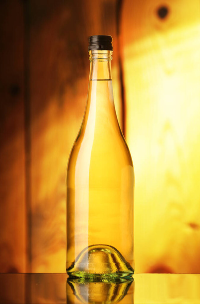 teljes palack tiszta bor címke nélkül, fa alapon - Fotó, kép
