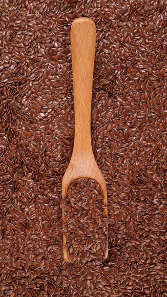 Flex semillas de linaza primer plano cuchara cuchara de madera colocada en la vista superior - Foto, Imagen