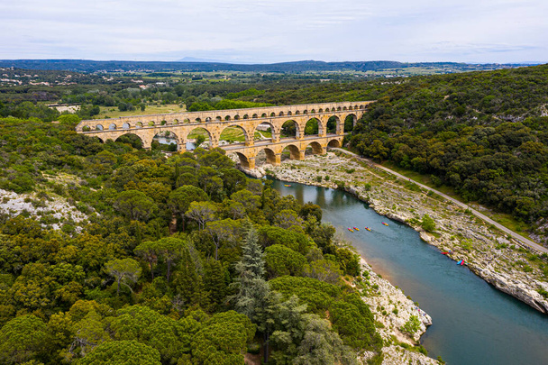 roman aqueduct, pont-du-gard, languedoc-roussillon france, air view - Фото, зображення