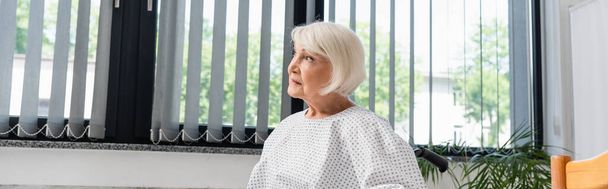 Elderly woman looking away in hospital ward, banner  - Foto, Imagen