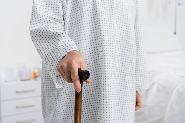 Vágott kilátás idős nő gazdaság sétapálca a kórházi kórteremben  - Fotó, kép