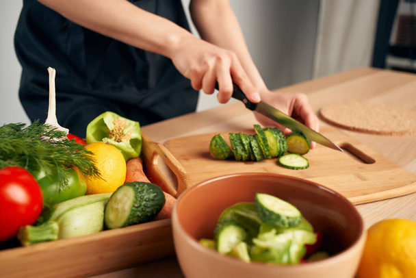 snijden groenten salade vitaminen gezond voedsel - Foto, afbeelding
