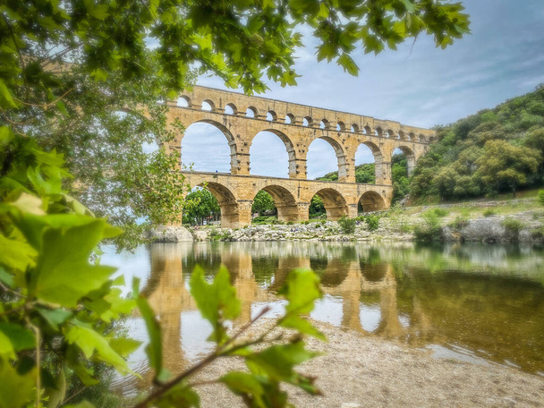 Roomalainen akvedukti lehtien läpi nähtynä, Pont-du-Gard, Languedoc-Roussillon Ranska - Valokuva, kuva