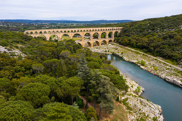 aqueduto romano, Pont-du-Gard, Languedoc-Roussillon França, Vista aérea - Foto, Imagem
