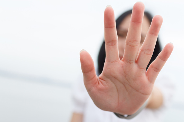 zbliżenie kobieta pokaż stop gest znak przeciw przemocy domowej, zdecydowane millenium dziewczyna protest przeciwko dyskryminacji płci. - Zdjęcie, obraz