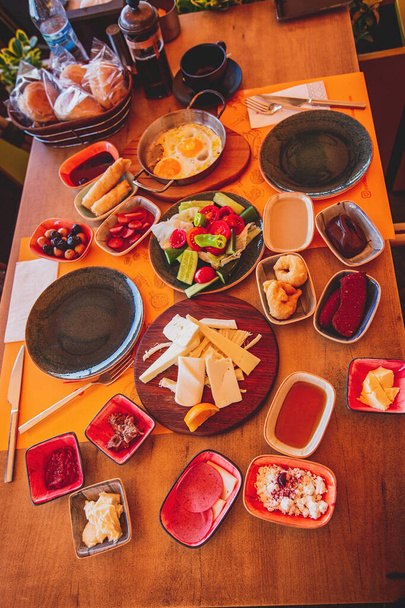 Παραδοσιακό πολύχρωμο Τούρκικο πρωινό τραπέζι στο εστιατόριο - Φωτογραφία, εικόνα