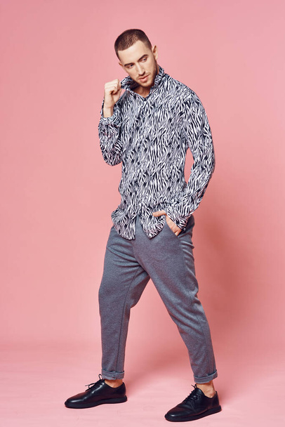 modny człowiek koszula pozowanie pewność siebie różowy tło - Zdjęcie, obraz