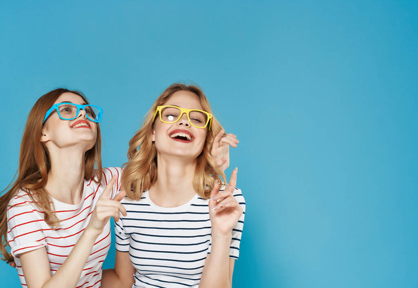 Две красивые женщины в полосатых футболках дружеский стиль жизни летом - Фото, изображение