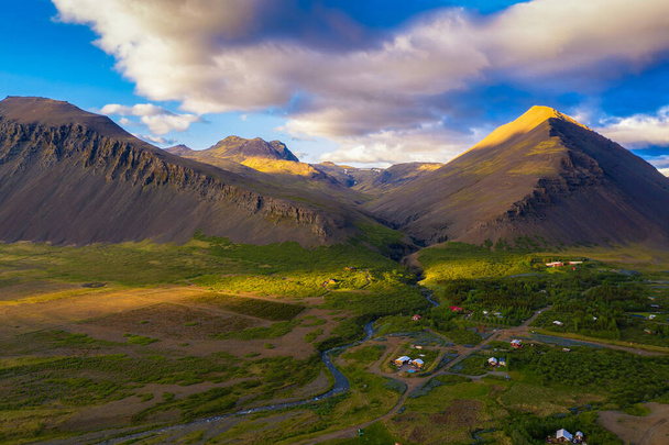 Batı İzlanda 'daki Akranes köyünün üstündeki dağların havadan görünüşü - Fotoğraf, Görsel
