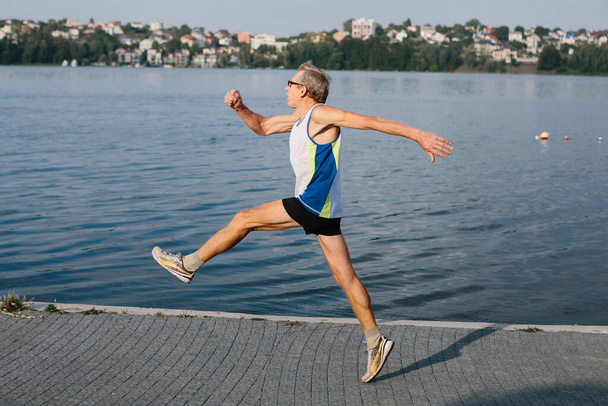 літній чоловік займається бігом на свіжому повітрі
 - Фото, зображення