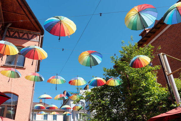 Il y a beaucoup de parapluies colorés dans le ciel. Le concept de plaisir et de joie. - Photo, image
