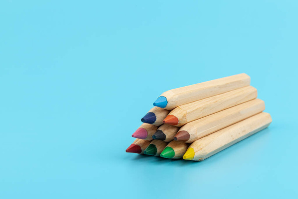 Χρωματικά μολύβια σε μπλε φόντο. Πίσω στο σχολείο. Εκπαιδευτική έννοια - Φωτογραφία, εικόνα