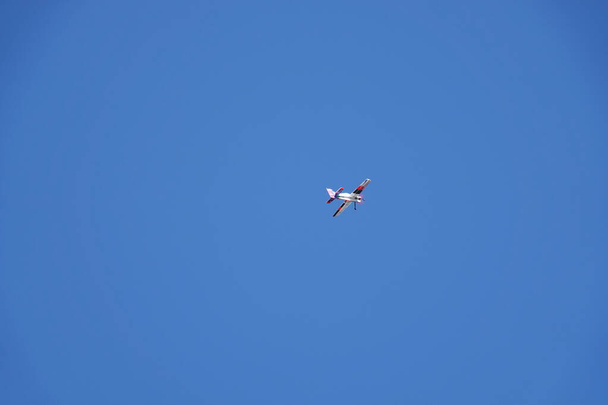 Jouet RC avion vole dans le ciel bleu - Photo, image