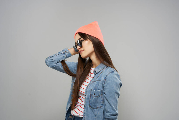 mulher usando óculos de sol chapéu rosa posando Studio estilo moderno - Foto, Imagem