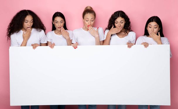 Heyecanlı Çeşitli Kadınlar Pembe Arka Grubunda Büyük Boş Poster Gösteriyor - Fotoğraf, Görsel