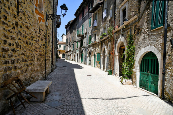 Carpineto, Włochy, 24 lipca 2021. Ulica w zabytkowym centrum średniowiecznego miasta w regionie Lacjum. - Zdjęcie, obraz