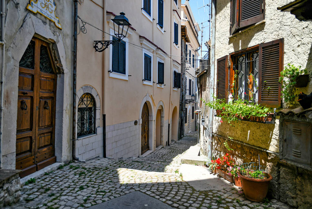 カルパイント、イタリア、 2021年7月24日。ラツィオ地域の中世の町の歴史的中心部の通り. - 写真・画像