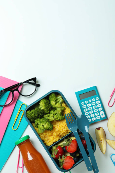 Studie concept met lunchbox op witte achtergrond - Foto, afbeelding
