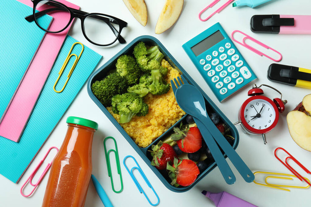 Studijní koncept s obědem box na bílém pozadí - Fotografie, Obrázek