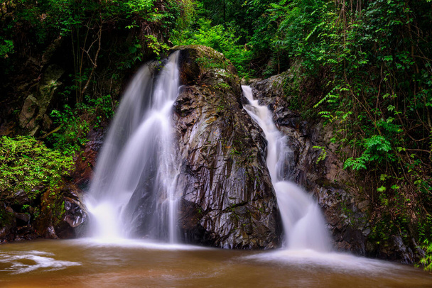 Leva ή Rak Jung Na mon Waterfall at Ban Na mon in Wiang Haeng District, Chiang Mai, Ταϊλάνδη. Καταρράκτης βρίσκεται σε βαθιά ζούγκλα τροπικό δάσος - Φωτογραφία, εικόνα