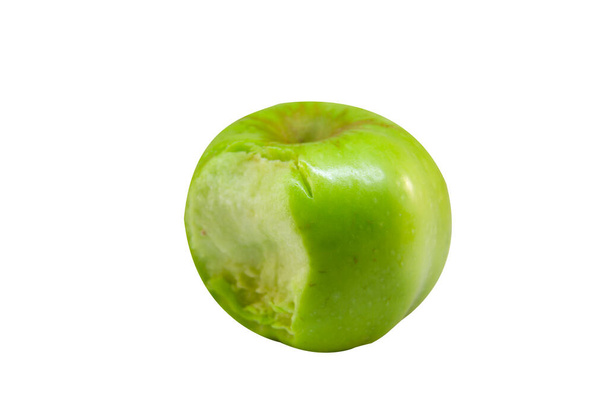 Pomme verte juteuse arrachée avec des marques de dents isolées sur fond blanc, chemin de coupe, chemin flou. - Photo, image