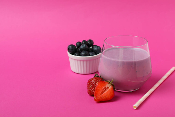 Verse smoothie, ingrediënten en stro op roze achtergrond - Foto, afbeelding