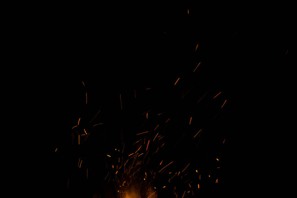 Foto de chispas calientes Live-embers, chispas de fuego en la noche. - Foto, Imagen