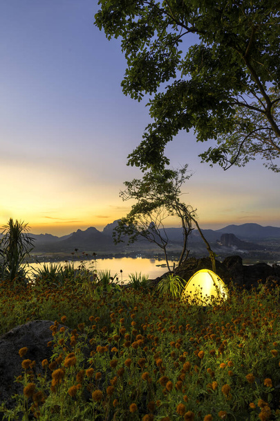 Turista sátor, hogy a hegyi kilátás Thaiföldön. - Fotó, kép