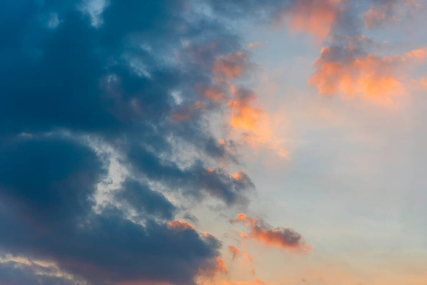 Piękne niebo z chmurą przed zachodem słońca - Zdjęcie, obraz