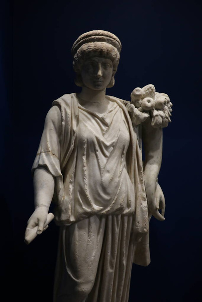 Древняя статуя представлена в Музее Римской империи в Ниме, Франция - Фото, изображение