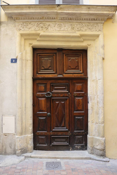 Porta velha na cidade de Nimes, França - Foto, Imagem